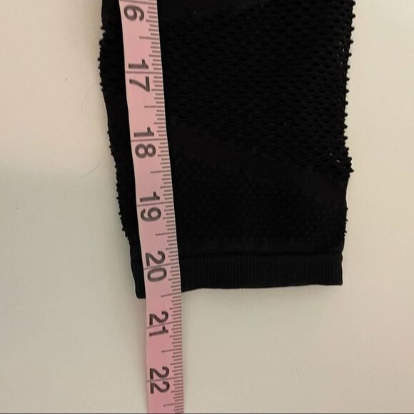 Fabletics Crop Capri Workout Leggings Black size XS - Picture 6 of 8